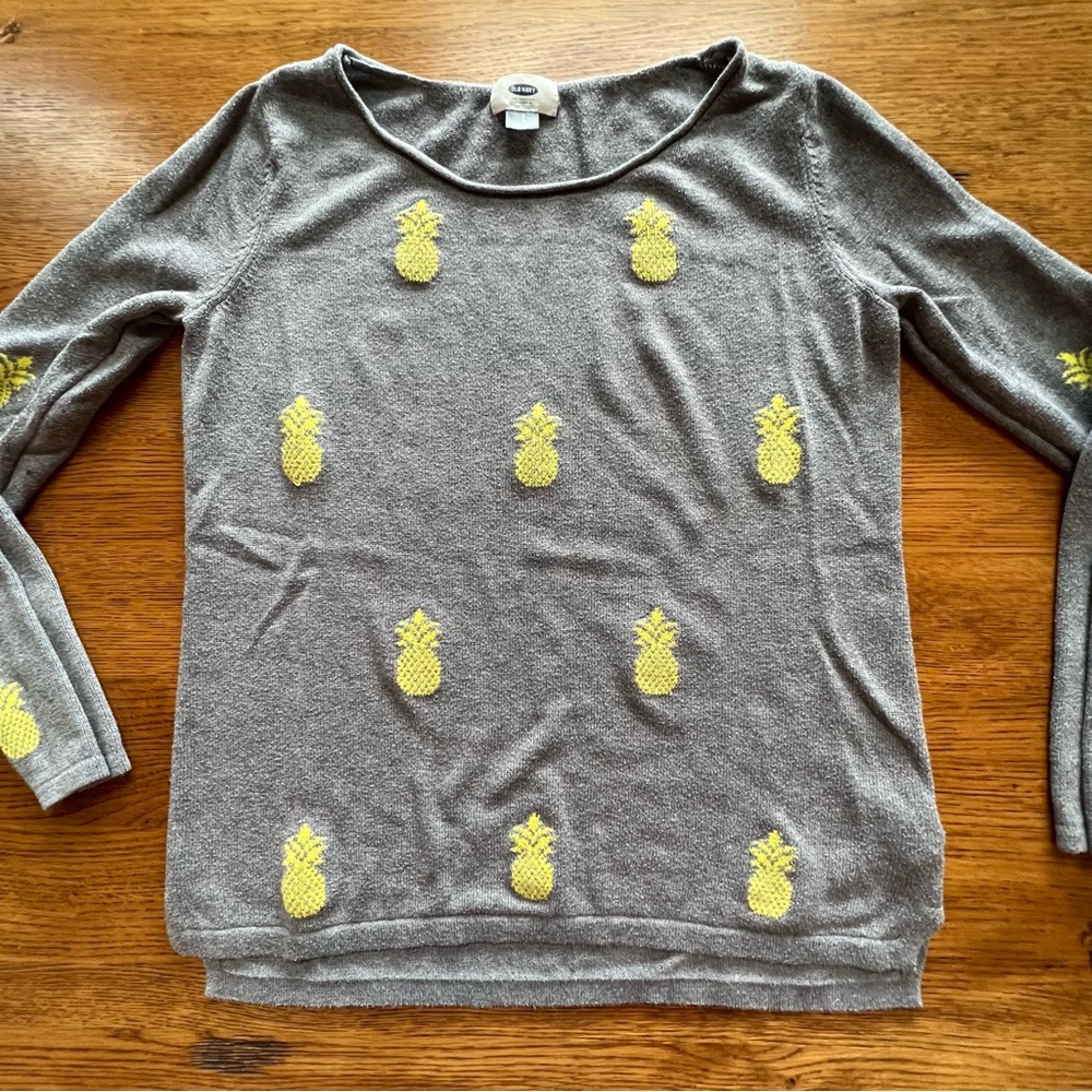 ⭐️ Old Navy Lightweight Sweater Gray with Pineapple Print size SMALL - Picture 11 of 12